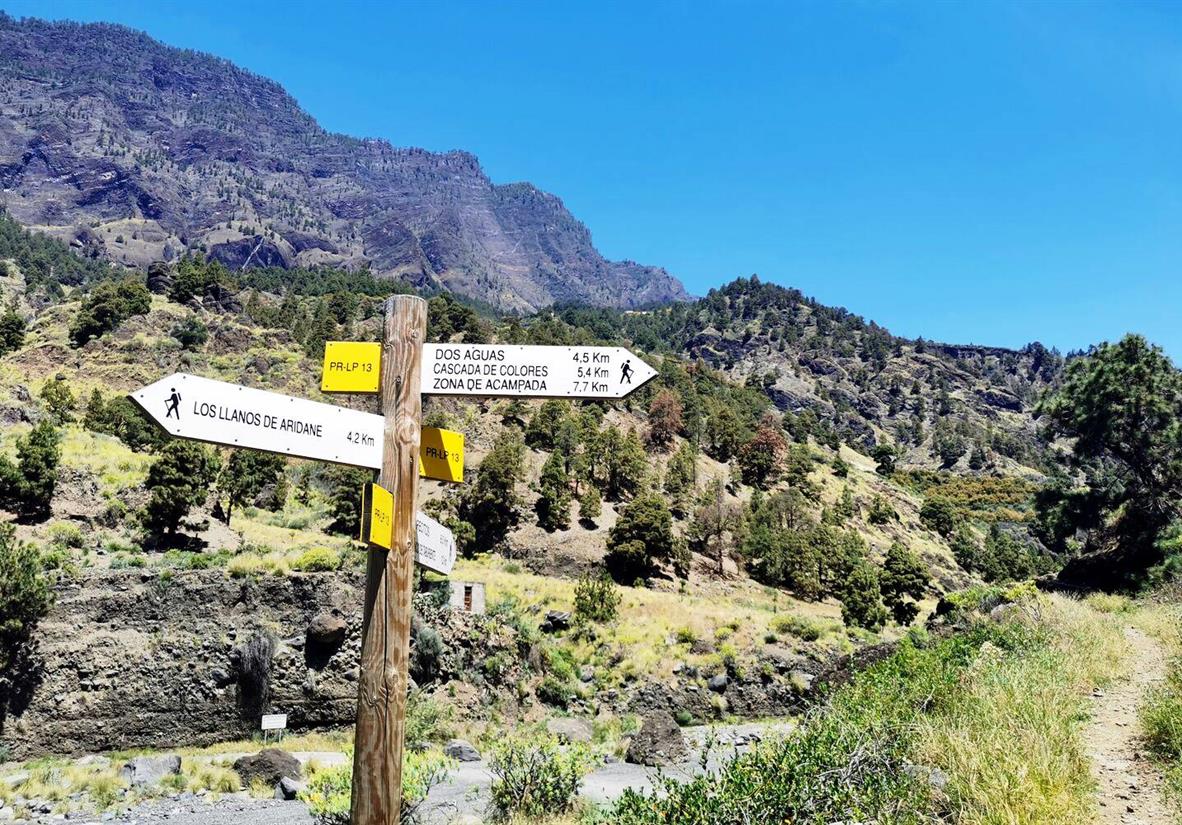 Hiking trail sign in La Palma