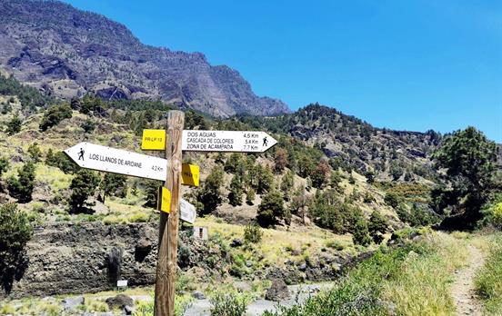 Hiking trail sign in La Palma