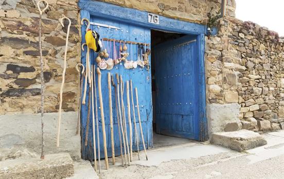 Wanderstöcke am Wegesrand