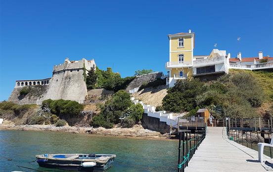 Alte Ruinen und Gemäuer entlang des Wegs
