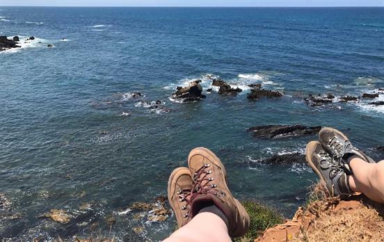 Pause mit Blick auf die schroffen Felsen
