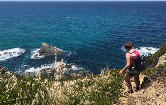 Abstieg mit Blick aufs Meer