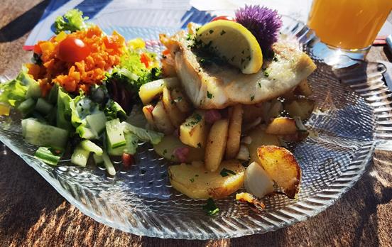 Fangfrischer Fisch mit Bratkartoffeln