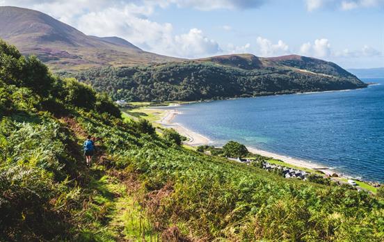 Old Postie's Wanderweg führt hinunter nach Catacol