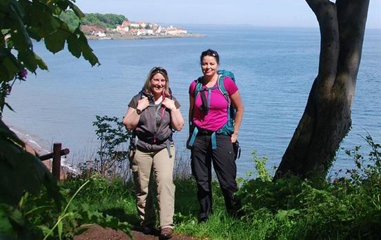 Wanderinnen auf dem Küstenpfad