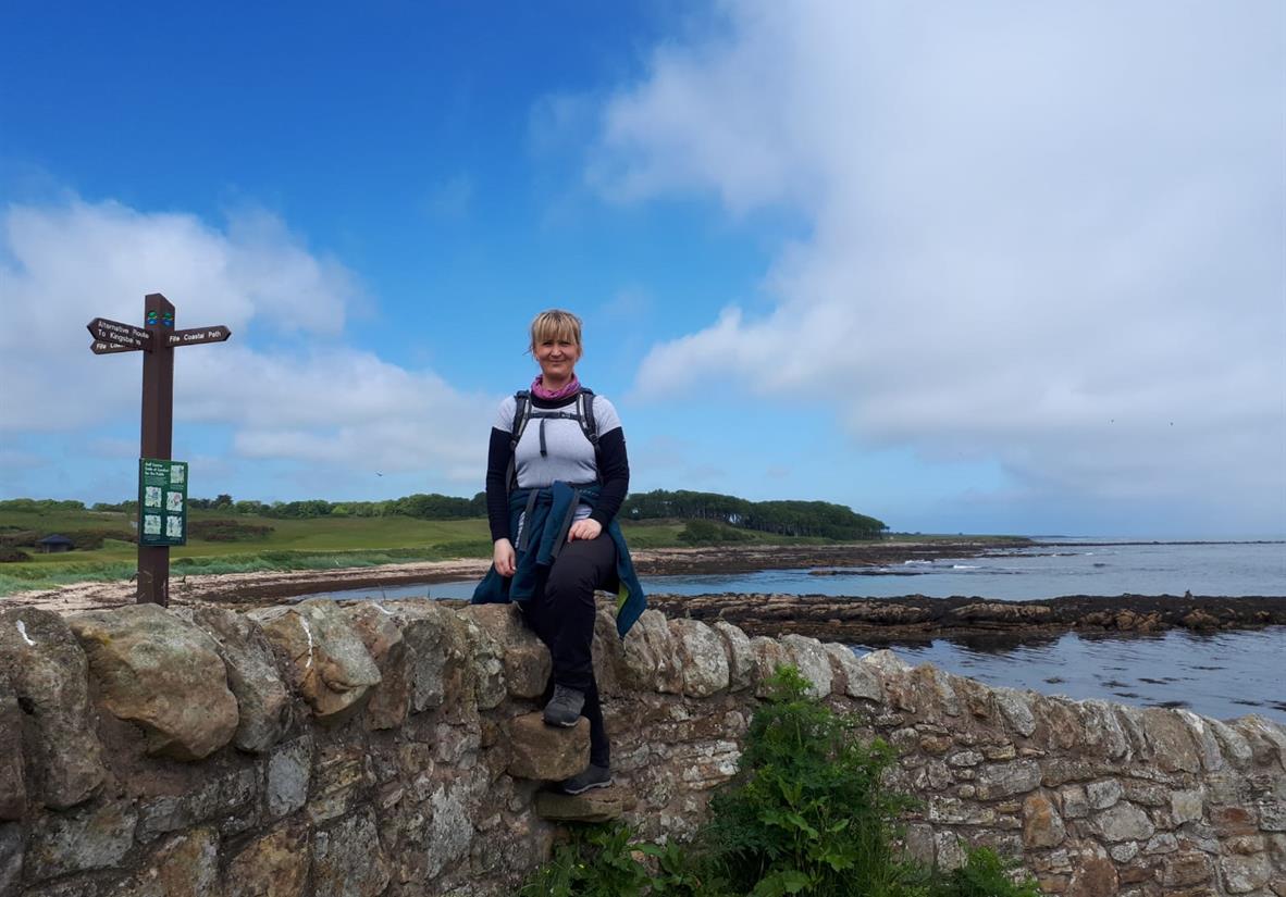 Abenteurerin auf dem Fife Coastal Path