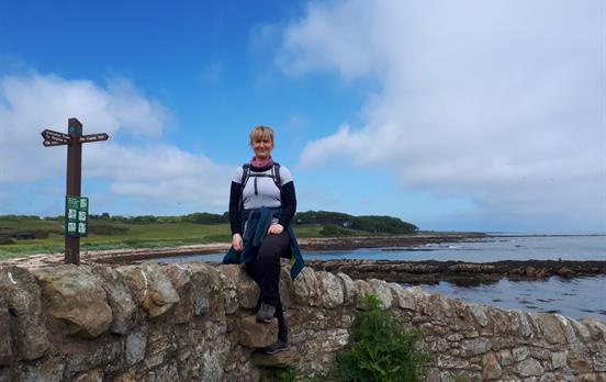 Abenteurerin auf dem Fife Coastal Path