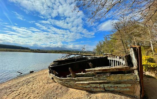 Altes Boot am Ufer von Loch Ness