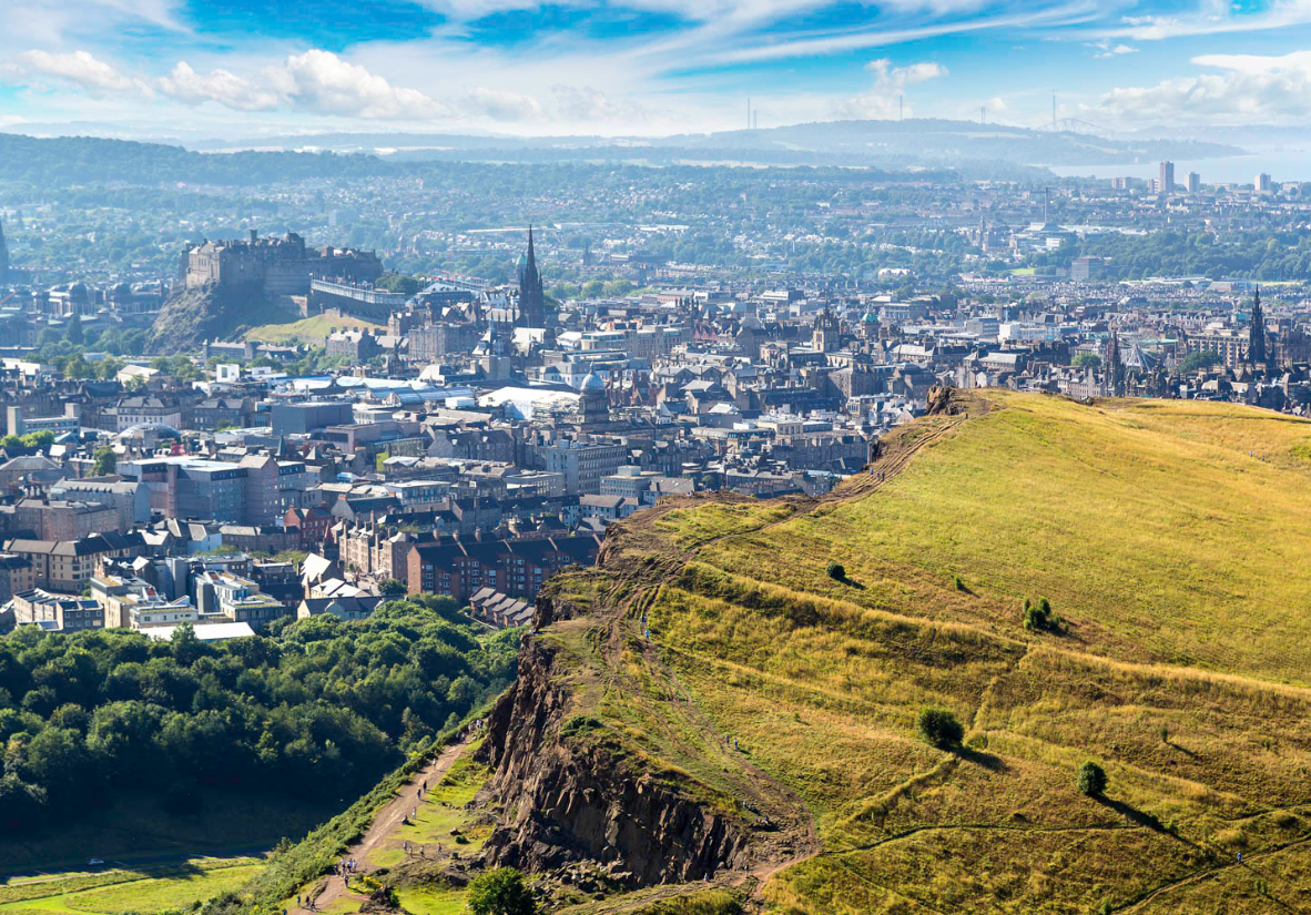 Blick vom Arthur&apos;s Seat auf Edinburgh