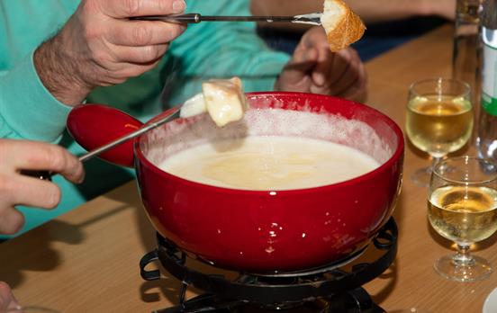 Schweizer Käsefondue mit Veltliner Wein