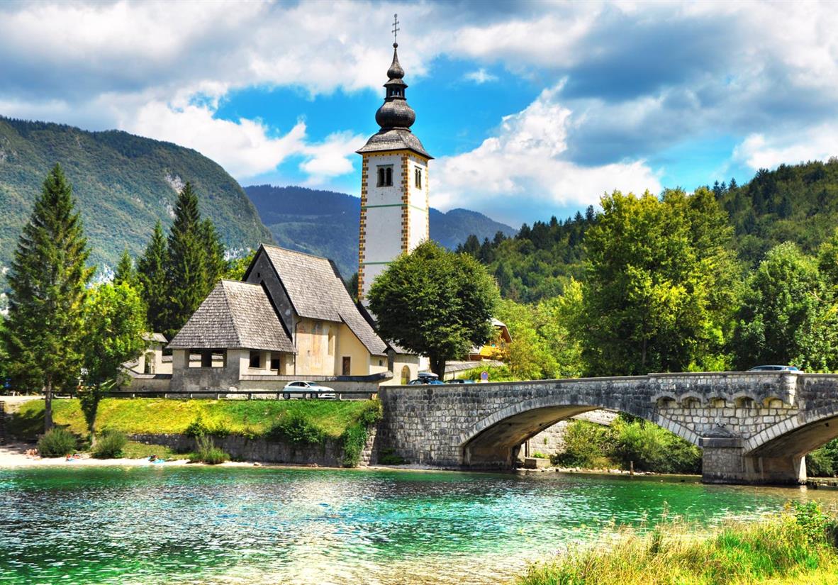 Kirche am Bohinj See