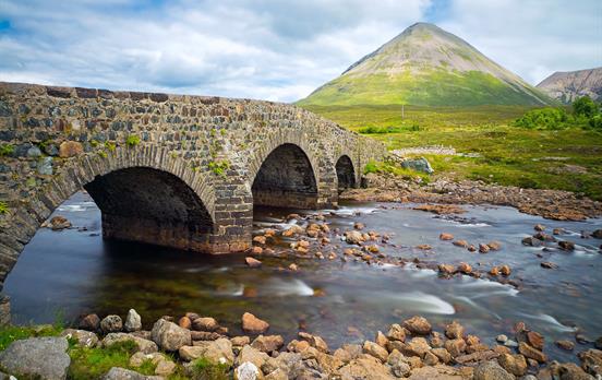 Die ikonische gewölbte Steinbrücke in Sligachan