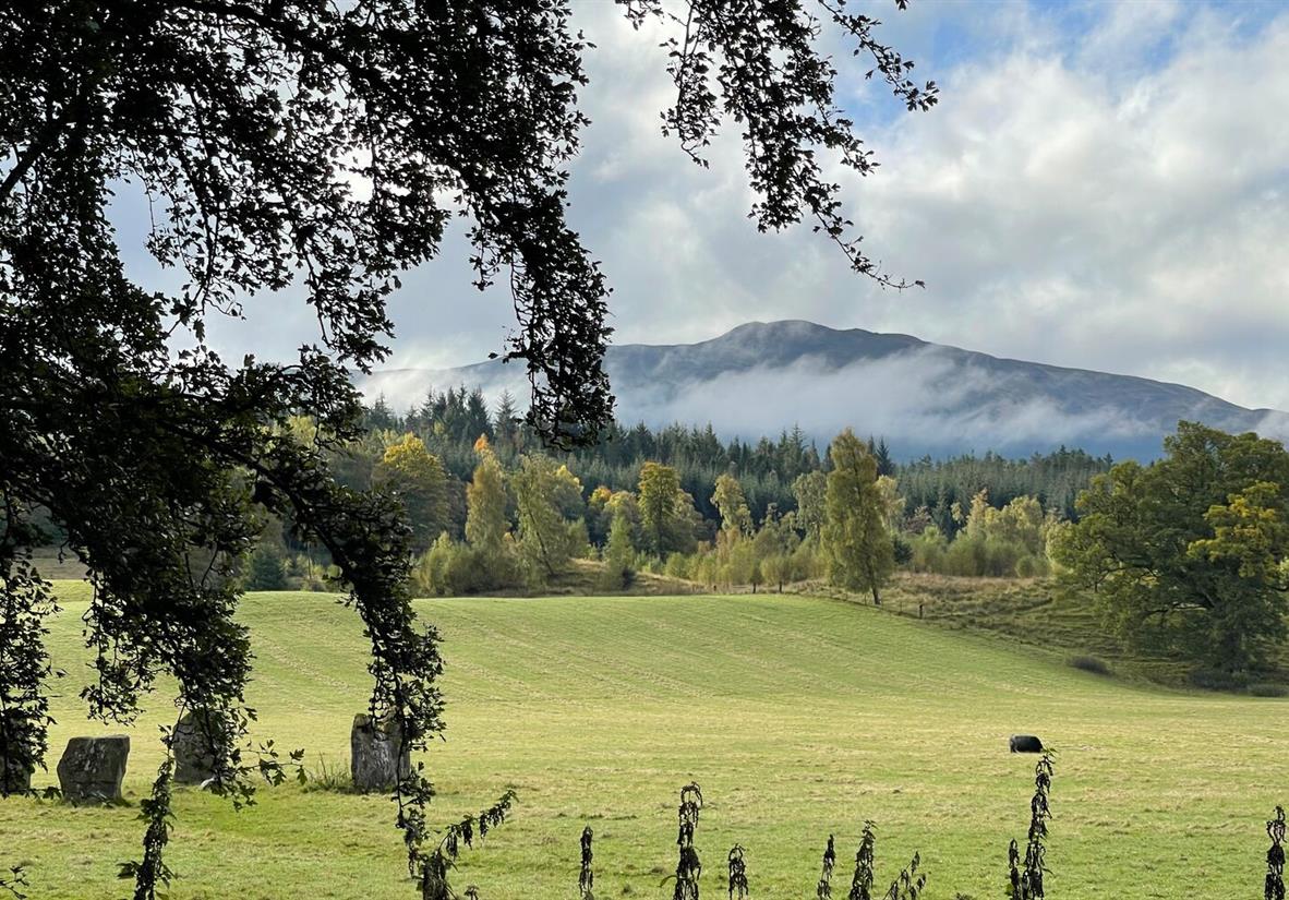 Killin-Ardtalnaig  Blick auf Berg mit Wolken