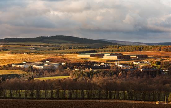 Die Macallan Distillery eingebettet in Ackerland