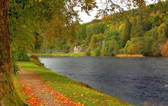 Der Fluss Spey nahe Aberlour im Herbst