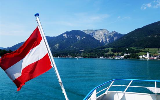 Fährüberfahrt mit dem Schafberg im Hintergrund