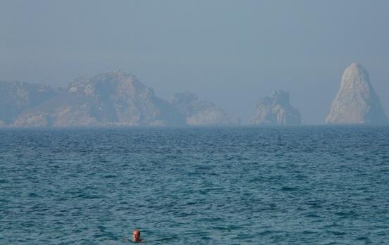 Ein einsamer Schwimmer vor den Medes-Inseln