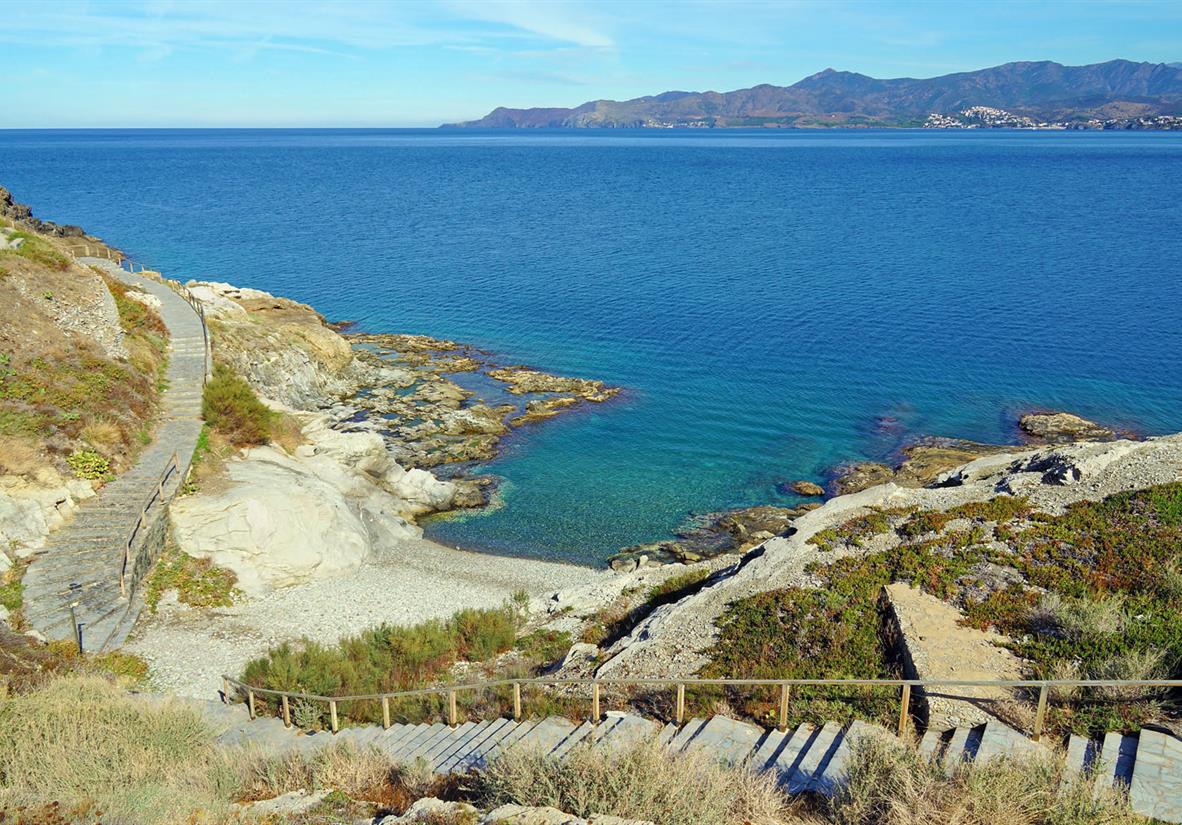 Küstenwanderung auf Dalis Spuren
