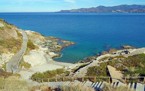Küstenwanderung auf Dalis Spuren