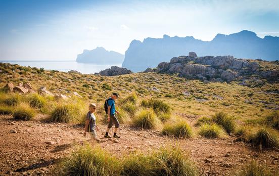 Wandern mit der Halbinsel Formentor im Hintergrund