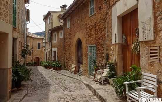 Gässchen im idyllischen Dorf Soller