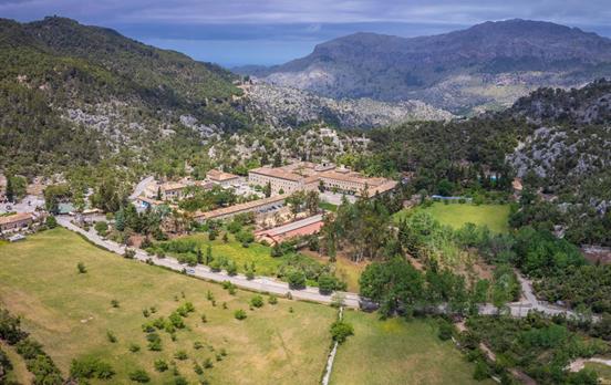 Kloster Lluc eingebettet in Serra de Tramuntana