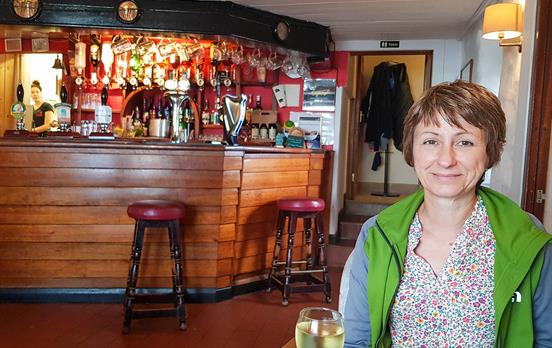 Ein Glas Wein im typisch walisischem Pub