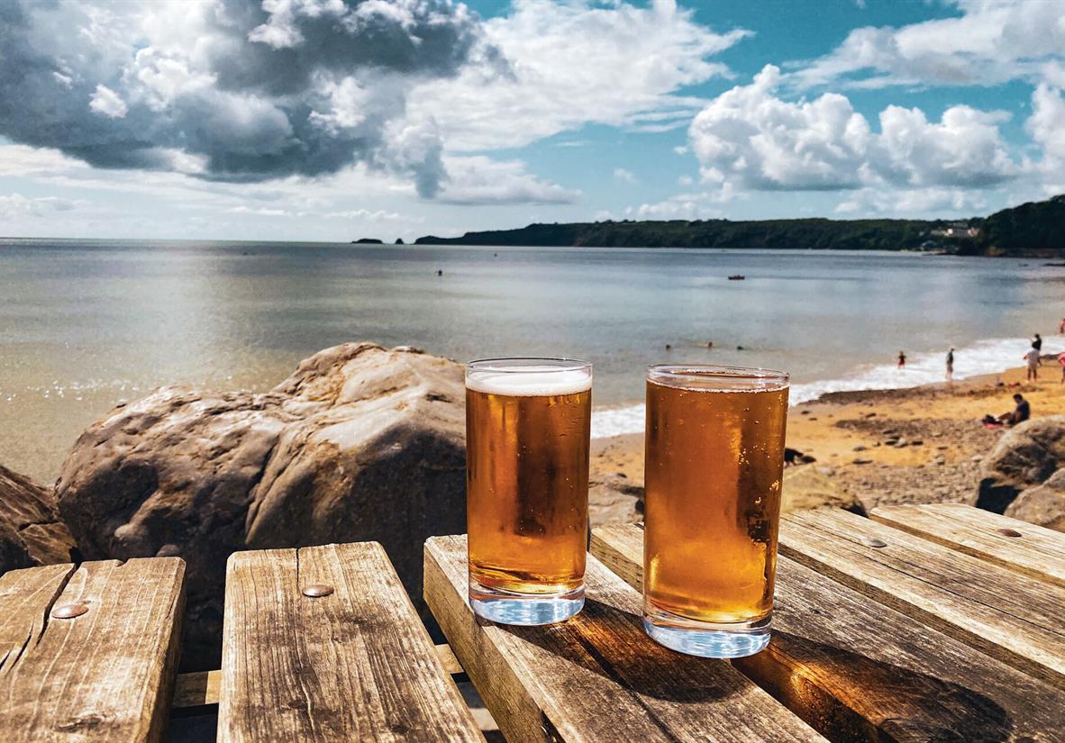 Pint Pause mit Blick aufs Meer