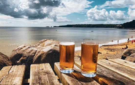 Pint Pause mit Blick aufs Meer