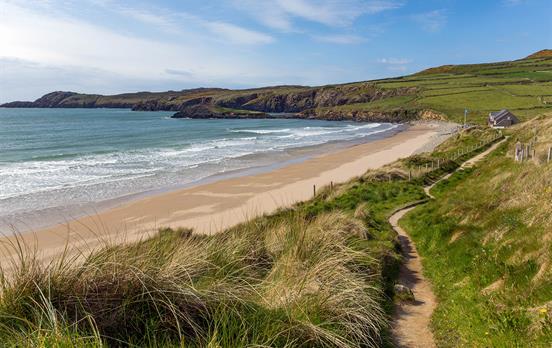Lange Sandstände am Pembrokeshire Coast Path