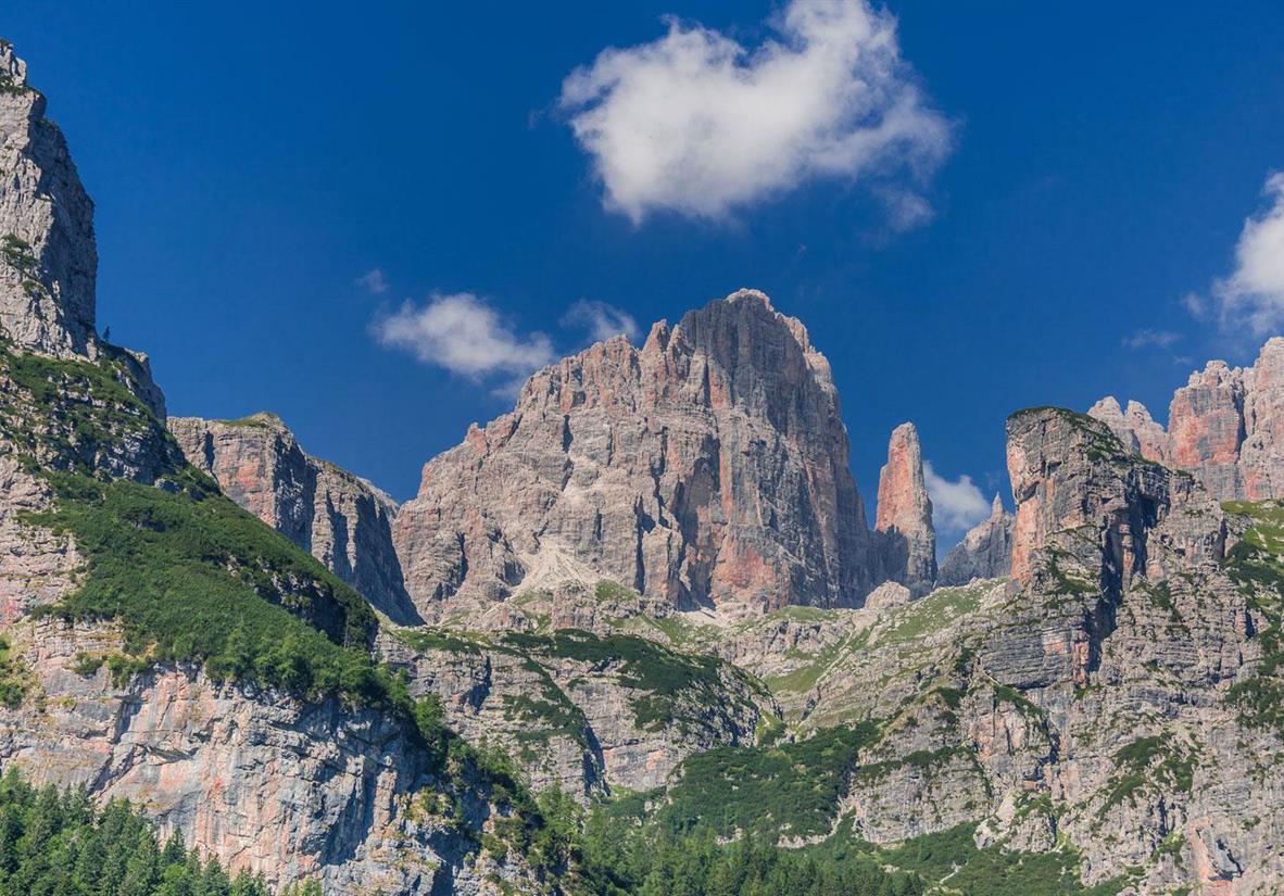 Himmelhohe Kalksteinspitzen der Brenta-Dolomiten