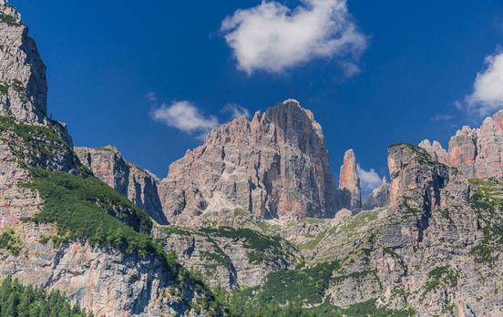 Himmelhohe Kalksteinspitzen der Brenta-Dolomiten