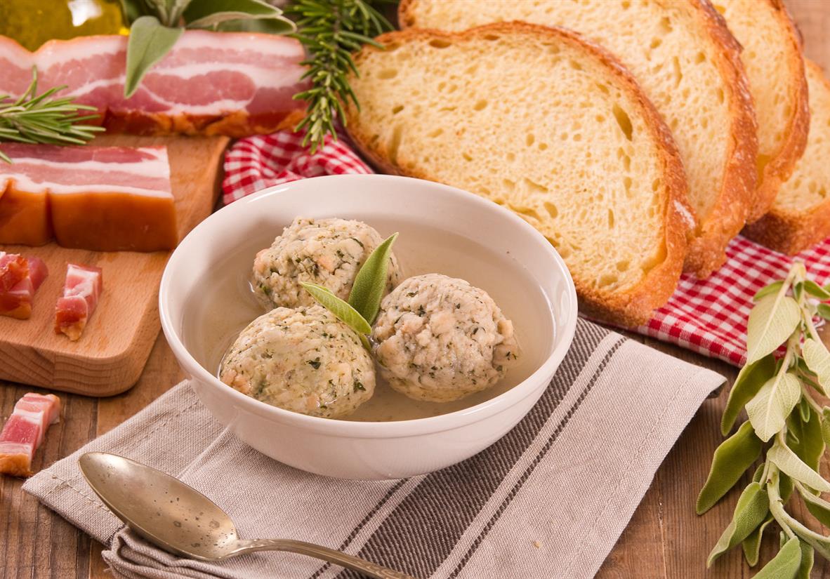 Traditionelle Küche in den Dolomiten: Canederli