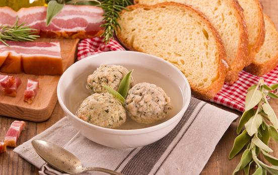 Traditionelle Küche in den Dolomiten: Canederli