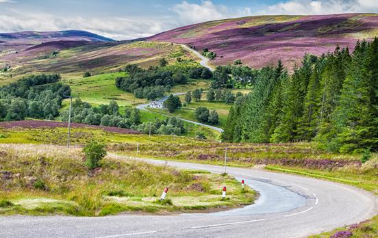 Gewundene Straßen in den Cairngorms
