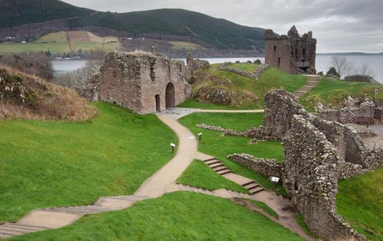 Urquhart Castle an den Ufern von Loch Ness