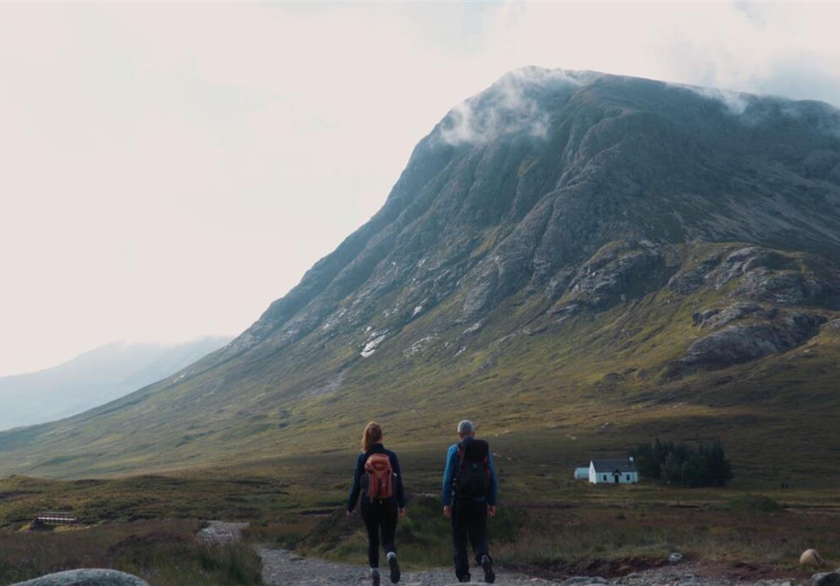 Wanderer im einsamen Glencoe