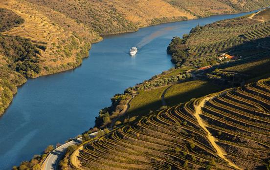 Schiffsfahrt auf dem Douro von Porto-Peso de Regua