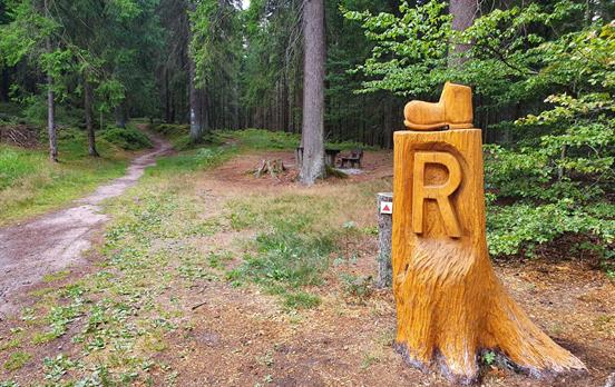 Wegzeichen geschnitzt