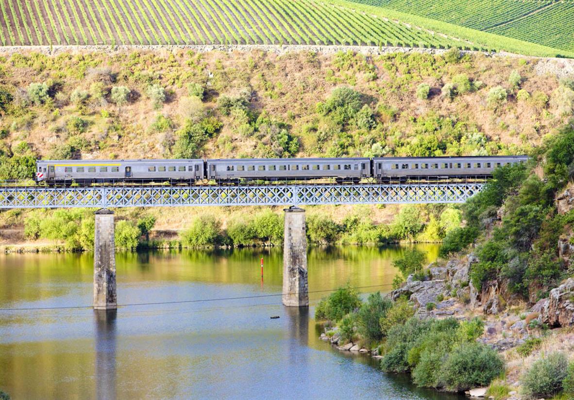 Malerische Bahnreise Pinhao-Porto