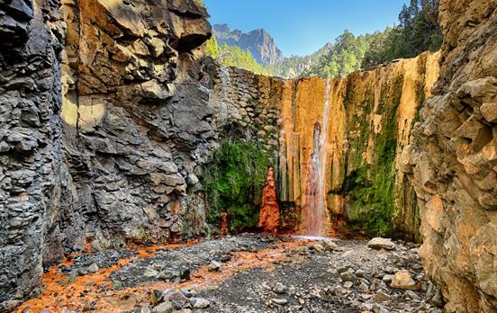 Farbenfroher Wasserfall