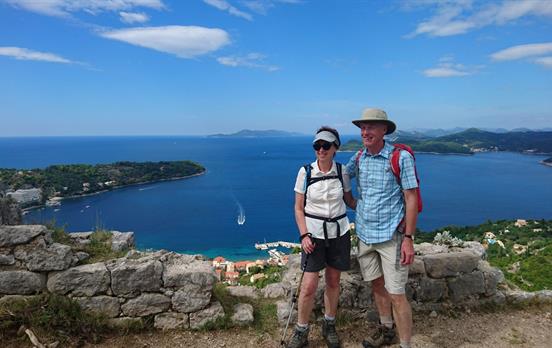 Wanderer unterwegs mit Blick auf das Meer