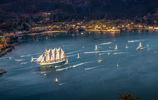 Schiff im Hafen von Ferrol