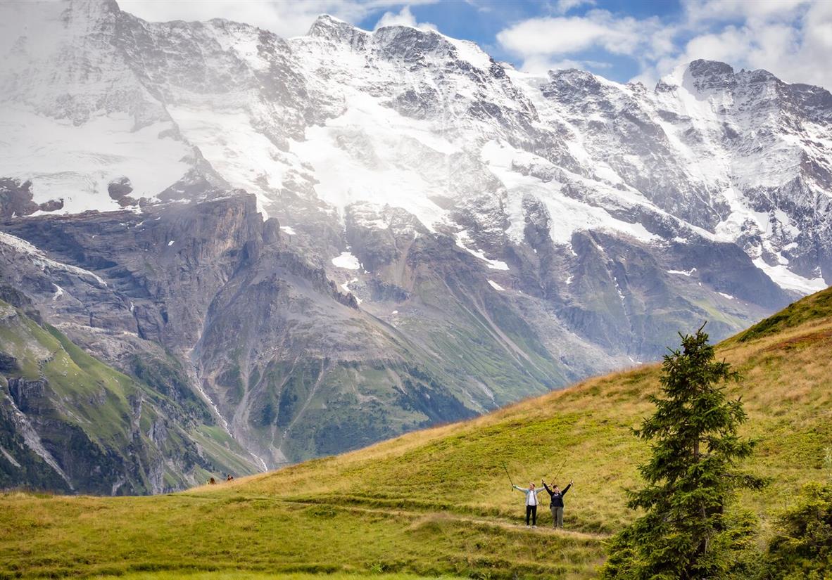 HappyWalkersaboveMurren
