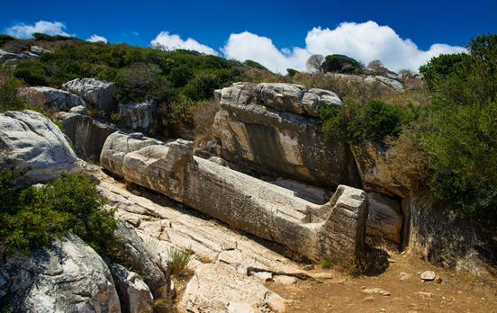 Antike Marmorstatue des griechischen Gottes Kouros