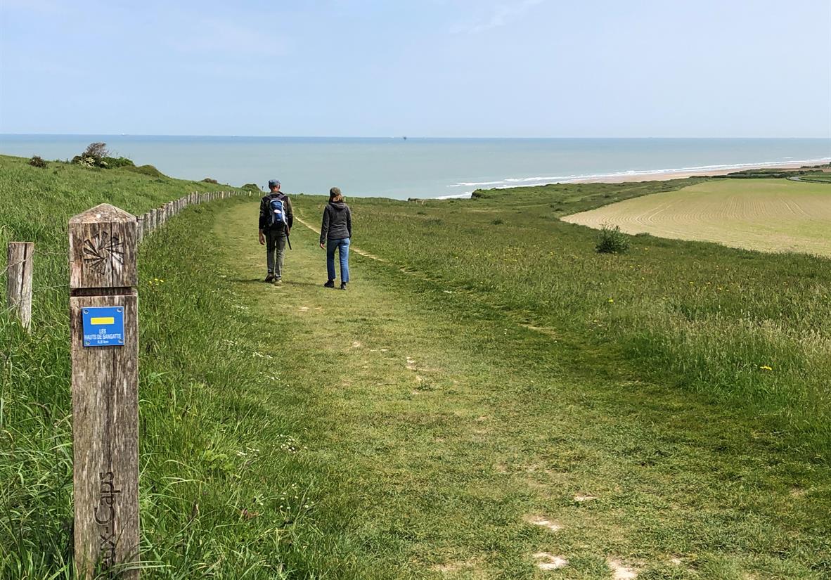 Wandern entlang der Opalküste im Frühling