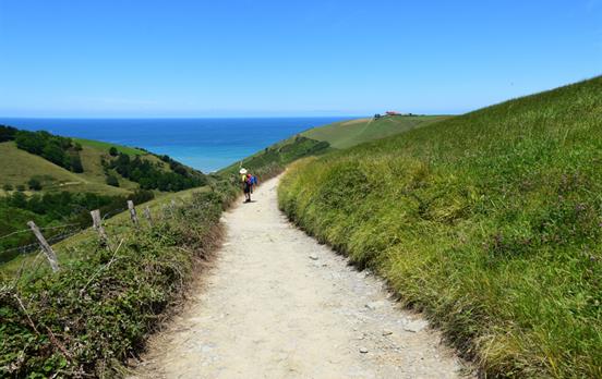 Weg mit Blick auf den Atlantik