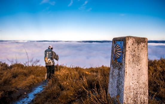 Camino Primitivo Pilger über den Wolken