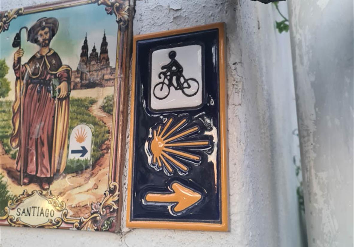 Die etwas andere Beschilderung auf dem Jakobsweg.