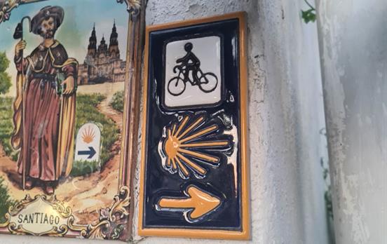 Die etwas andere Beschilderung auf dem Jakobsweg.